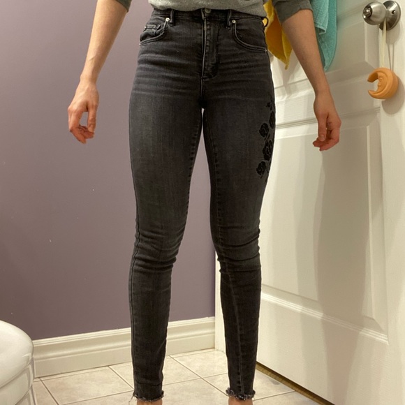 Garage high waisted skinny jeans in size 00 with embroidered flowers - Picture 2 of 3